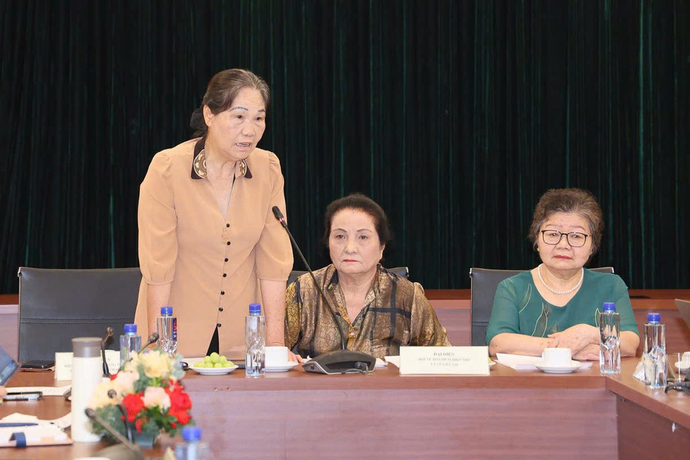 Bà Hà Thị Vinh, Chủ tịch Hiệp hội Thủ công mỹ nghệ và Làng nghề Hà Nội phát biểu về những khó khăn về yếu tố mặt bằng trong sản xuất. z6855961507059-b95d6a800fcf48a05be725f16f8375f9.jpg