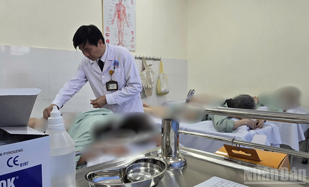 Điều trị bằng y học cổ truyền có thể áp dụng như một phần trong chăm sóc sức khỏe chủ động, nhất là với người làm công việc văn phòng, trung niên và cao tuổi. ndo_br_hnghiver.png