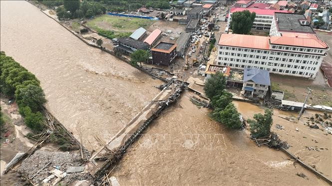 Một đoạn đường và cây cầu bị hư hại do lũ quét tại Thiên Tân, Trung Quốc ngày 28/7/2025. Ảnh: THX/TTXVN