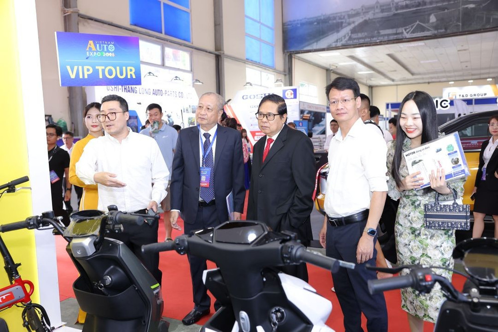 Ông Phạm Văn Quân, Phó Cục trưởng Cục Công nghiệp (áo trắng) chia sẻ, nếu muốn Việt Nam trở thành quốc gia công nghiệp phát triển, nhất định phải làm chủ công nghiệp cơ khí–ô-tô–công nghệ cao. pir55144.jpg