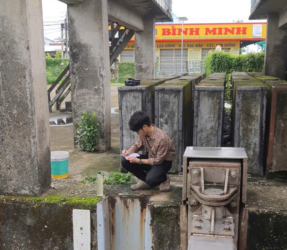 Anh Lê Nhật Minh, nghiên cứu viên của Viện Kỹ thuật Biển lấy mẫu nước kiểm tra tại hệ thống công trình thủy lợi Quản Lộ-Phụng Hiệp.