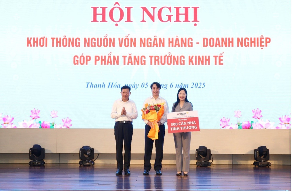 Ông Nguyễn Văn Hảo, Phó Tổng Giám đốc HDBank, trao tặng kinh phí xây dựng 300 căn nhà tình thương cho các hộ khó khăn tại tỉnh Thanh Hoá. picture3.jpg