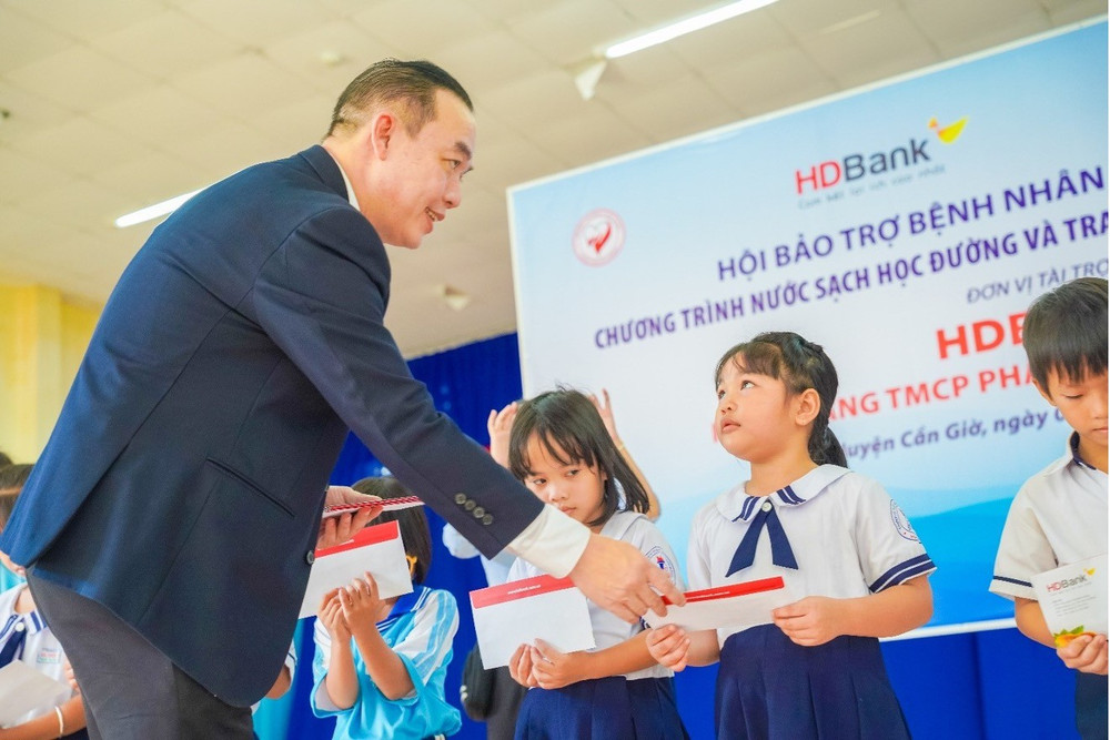 Đại diện HDBank trao tặng học bổng cho các em học sinh tại huyện Cần Giờ. picture1.jpg