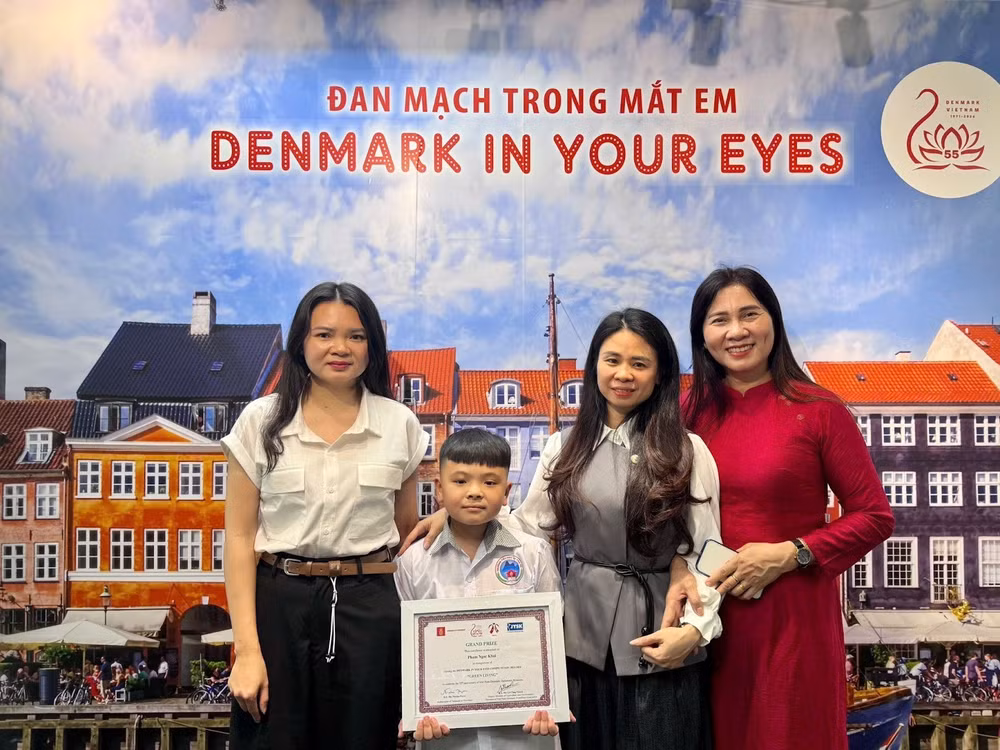 Em Phạm Ngọc Khôi chụp ảnh cùng gia đình và giáo viên.