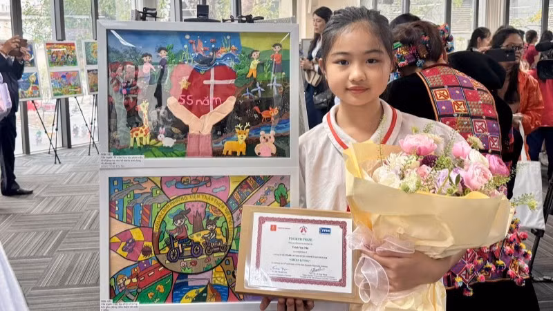 Em Trịnh Yến Nhi cùng tác phẩm đạt giải tư của mình (tranh bên trên).