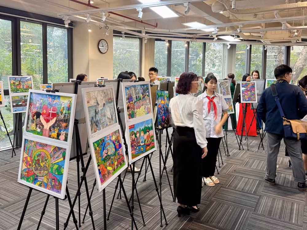 Các tác phẩm xuất sắc của cuộc thi được trưng bày tại triển lãm.