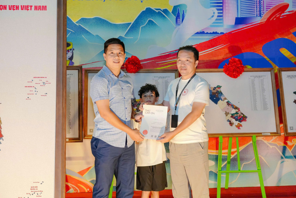 Chương trình đấu giá 14 bức tranh (gồm 1 bản đồ Việt Nam và 13 tranh các tỉnh, thành) thu về tổng cộng 405 triệu đồng. z6787873047044-78770a9921eb31b2111c134a46988ba5.jpg