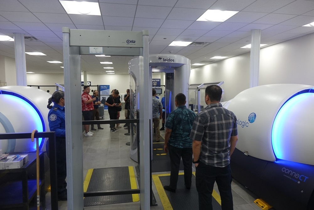 Từ tháng 7/2025, du khách sẽ không cần phải bỏ giày khi đi qua máy quét khi bay nội địa so với trước đây. (Ảnh: Cơ quan An ninh Vận tải Hoa Kỳ TSA) ct-units-at-gum.jpg