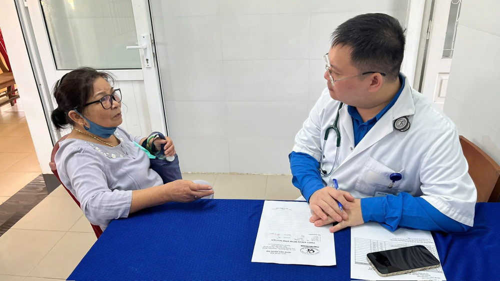 Người dân được thực hiện các dịch như khám tổng quát, siêu âm ổ bụng, đo điện tim, tư vấn chuyên sâu về tim mạch... 519430322-1297610189038138-2629877431016296358-n.jpg