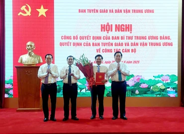 Đồng chí Trần Thanh Lâm (thứ 2, bên phải) giữ chức Phó Trưởng ban Ban Tuyên giáo và Dân vận Trung ương