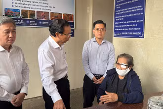 Đồng chí Nguyễn Văn Nên thăm hỏi thân nhân gia đình bị nạn. (Ảnh: VĂN PHÚC)