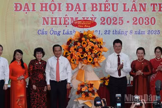 Thành ủy, Hội đồng nhân dân, Ủy ban nhân dân, Ủy ban Mặt trận Tổ quốc Việt Nam Thành phố Hồ Chí Minh tặng hoa chúc mừng Đại hội. (Ảnh: LINH BẢO)