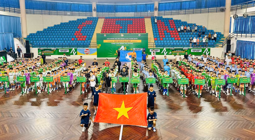 Nghi thức chào cờ khai mạc giải.