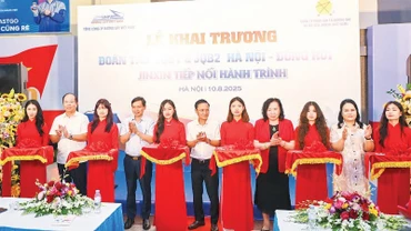 Các đại biểu thực hiện nghi thức khai trương đoàn tàu. (Ảnh TRẦN LONG)