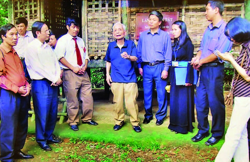 Nhà báo Hoàng Tùng thăm lán Khuôn Tát, nơi Bác Hồ giao nhiệm vụ cho Đại tướng Võ Nguyên Giáp trước giờ đi Chiến dịch Điện Biên Phủ. Ảnh: Tư liệu