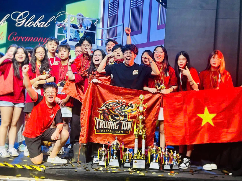 Các thí sinh Việt Nam rạng ngời tại lễ trao giải.