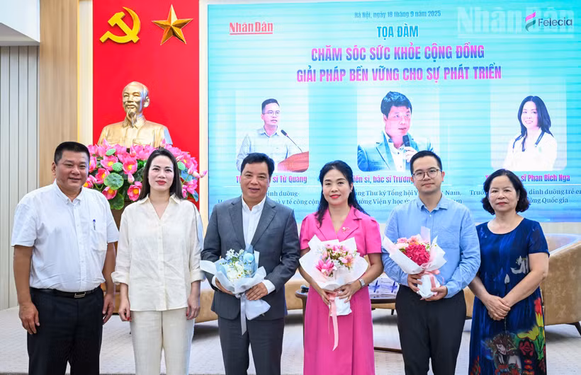 Nhà báo Nguyễn Ngọc Thanh – Vụ Trưởng, Trưởng Ban Nhân Dân điện tử và đại diện các nhãn hàng tặng hoa các chuyên gia khách mời. Ảnh: THÀNH ĐẠT