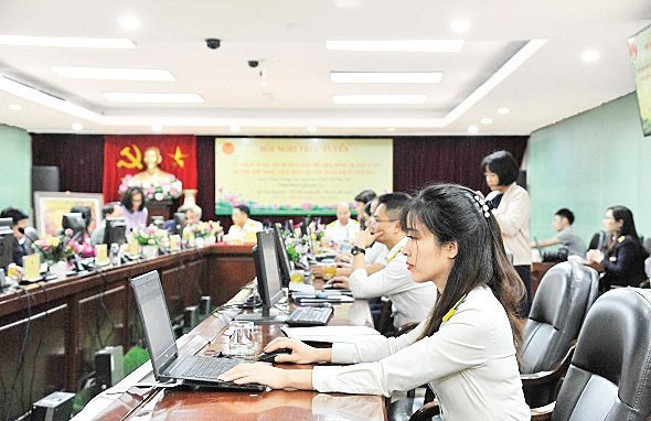 Cán bộ thuế Hà Nội tiếp nhận, trả lời trực tuyến các câu hỏi, thắc mắc của người nộp thuế gửi đến. (Ảnh: Gia Minh)