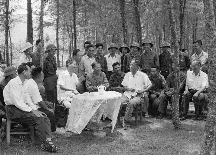 Tổng Bí thư Lê Duẩn nói chuyện với cán bộ, chiến sĩ đảo Ngọc Vừng trong chuyến thăm tỉnh Quảng Ninh (6-16/6/1977). Ảnh: Văn Bảo-TTXVN