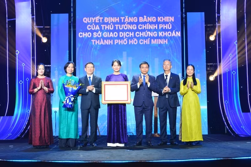 Phó Thủ tướng Hồ Đức Phớc và Bộ trưởng Tài chính Nguyễn Văn Thắng đã trao Bằng khen của Thủ tướng Chính phủ Phạm Minh Chính cho tập thể Sở Giao dịch Chứng khoán TP Hồ Chí Minh nhân kỷ niệm 25 năm thành lập...