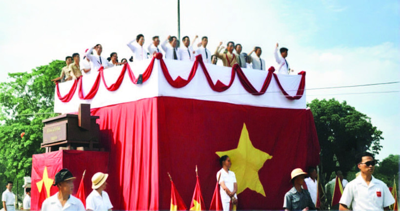 Thời khắc lịch sử Chủ tịch Hồ Chí Minh đọc Tuyên ngôn Độc lập ngày 2/9/1945, ảnh tô mầu Viên Hồng Quang thực hiện từ ảnh tư liệu gốc. 