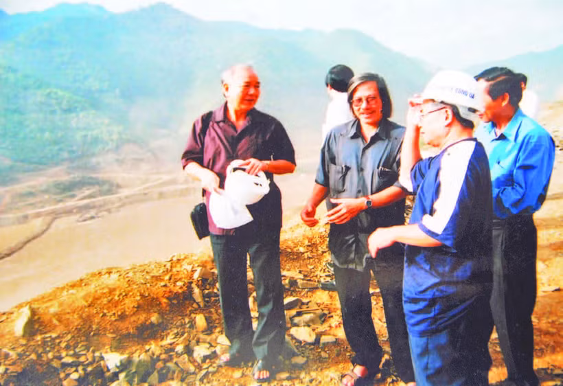 Tác giả với Phó Thủ tướng Ngô Xuân Lộc và Anh hùng Trần Thọ Chữ trên công trường thủy điện sông Đà. 