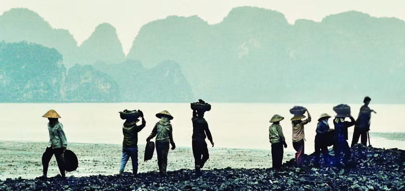 Công nhân vùng mỏ một thời khốn khó. 