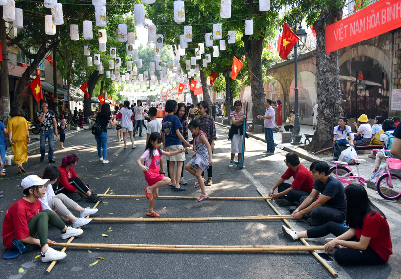 Người dân và du khách trải nghiệm các hoạt động văn hoá tại phố bích hoạ Phùng Hưng. (Ảnh: ĐĂNG ANH)