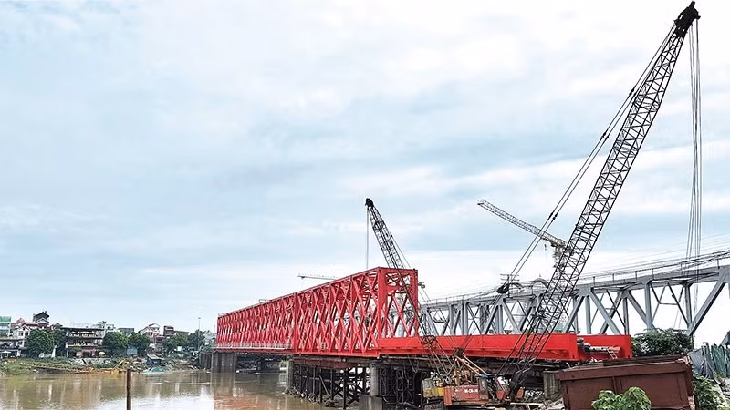 Cùng với cầu đường bộ, cầu đường sắt cạnh cầu Đuống (cũ) đang được triển khai. (Ảnh: Hoàng Mai)