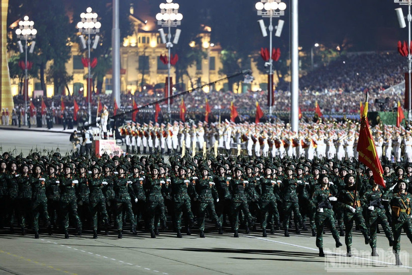 Khối nữ chiến sĩ thông tin tại buổi sơ duyệt cấp Nhà nước Lễ kỷ niệm 80 năm Cách mạng Tháng Tám thành công và Quốc khánh 2/9 đã diễn ra tối 27/8 tại Quảng trường Ba Đình (Hà Nội). Ảnh: THẾ ĐẠI