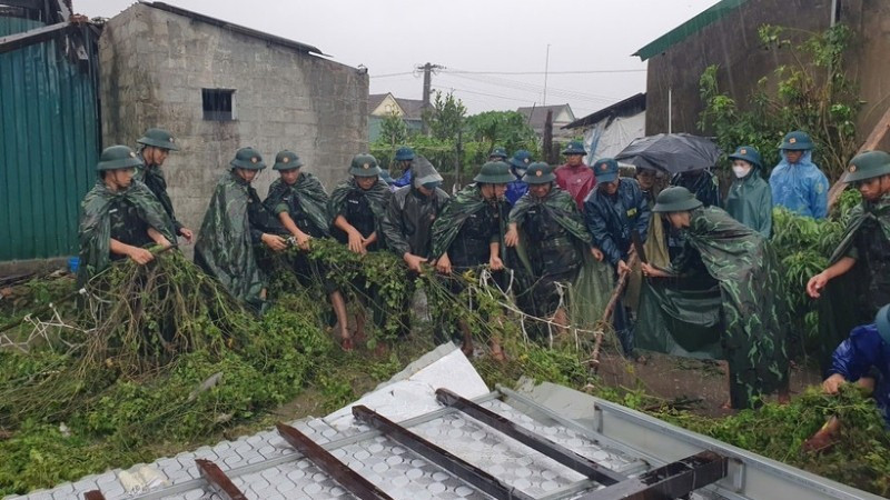 Cán bộ, chiến sĩ Trung đoàn 841 hỗ trợ người dân khắc phục thiệt hại do tố lốc gây ra.