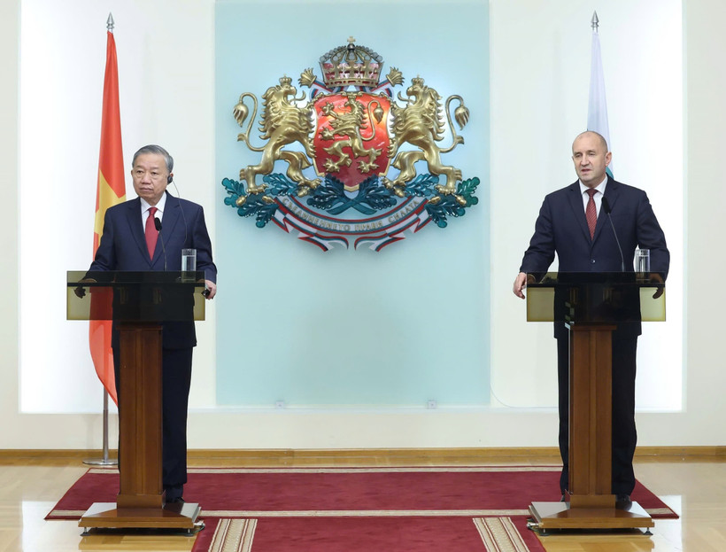 Tổng Bí thư Tô Lâm và Tổng thống Cộng hòa Bulgaria Rumen Radev chủ trì buổi gặp gỡ báo chí thông báo kết quả hội đàm. (Ảnh: Thống Nhất/TTXVN)