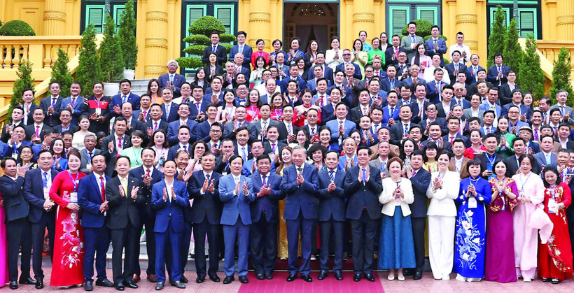 Tổng Bí thư Tô Lâm gặp mặt Đoàn đại biểu doanh nhân tiêu biểu của Liên đoàn Thương mại và Công nghiệp Việt Nam và Hội Doanh nhân tư nhân Việt Nam. Ảnh: TTXVN 