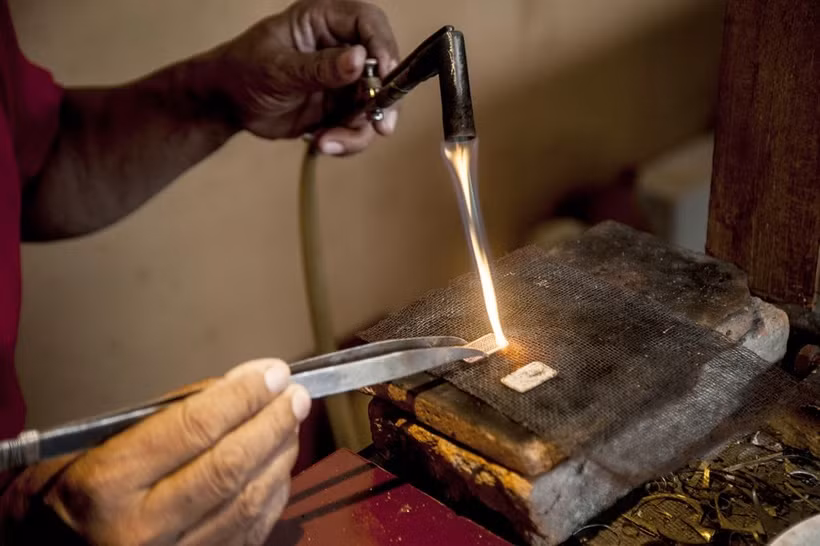 Chế tác bạc. Ảnh: Xinhua.