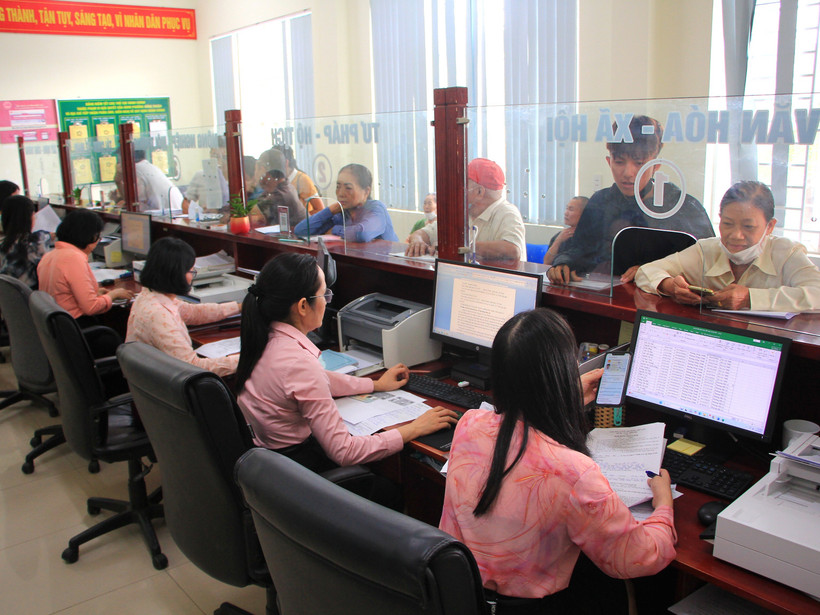 Người dân làm thủ tục tại Trung tâm Phục vụ hành chính công phường Đồng Thuận, tỉnh Quảng Trị. Ảnh: Hiếu Minh