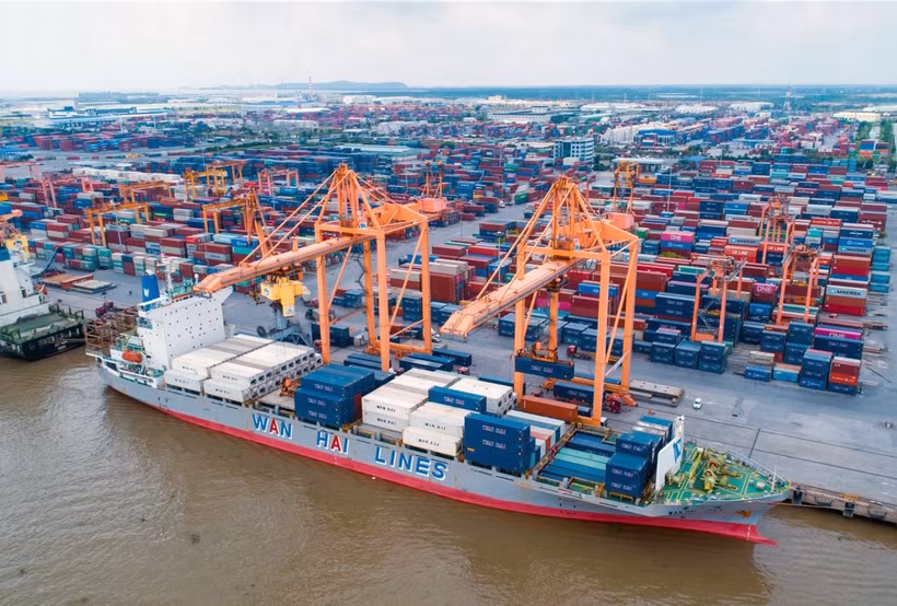 Bốc xếp hàng hóa tại Cảng Hải Phòng. Ảnh Đăng Anh