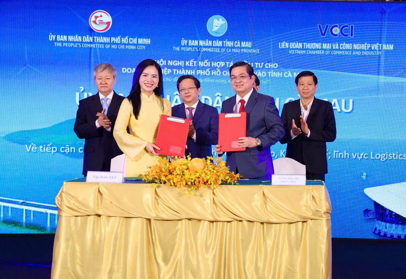 Bà Nguyễn Thị Thanh Bình, Phó Tổng Giám đốc T&T Group ký biên bản ghi nhớ hợp tác với lãnh đạo UBND tỉnh Cà Mau tại sự kiện.