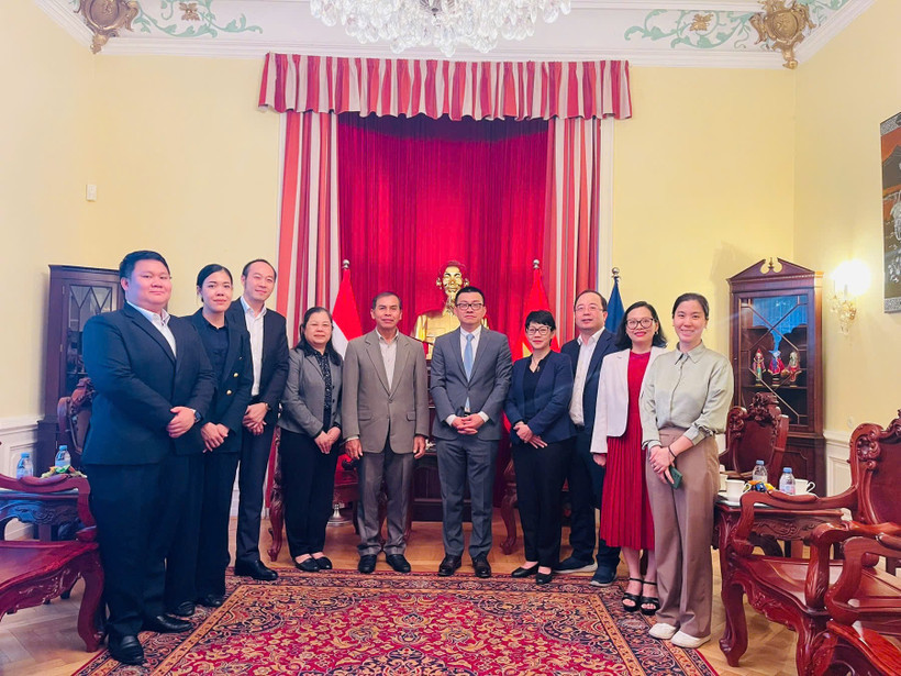 Đại sứ Vũ Lê Thái Hoàng và Đại sứ Khampheng Douangthongla cùng các thành viên Đại sứ quán hai nước chụp ảnh lưu niệm.