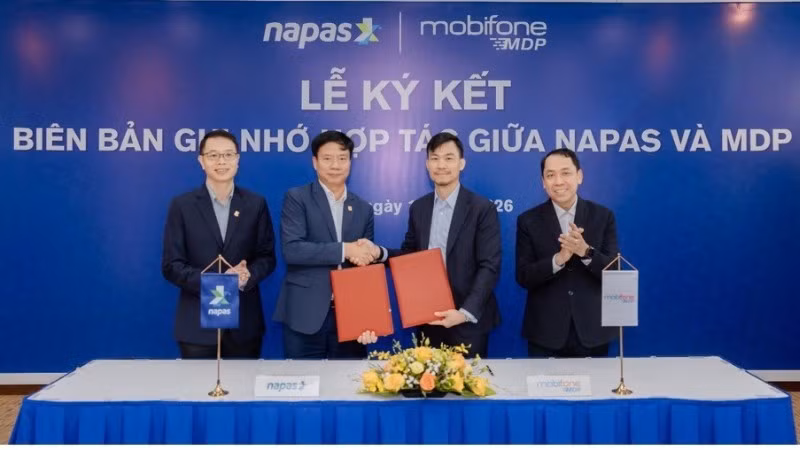 Lãnh đạo NAPAS và MDP ký kết biên bản ghi nhớ.