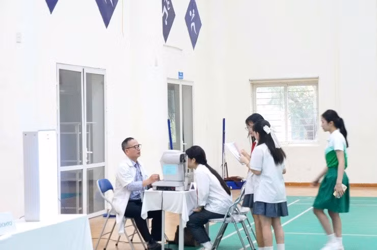 Hoạt động khám, sàng lọc thị lực miễn phí được triển khai theo từng lớp, góp phần phát hiện sớm các vấn đề về mắt để có hướng tư vấn, điều trị kịp thời.
