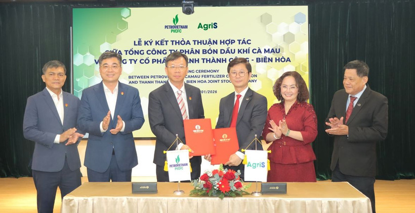 Đại diện hai bên: Ông Nguyễn Đức Hùng Linh, Phó Tổng Giám đốc khối Đầu tư, AgriS và ông Nguyễn Tuấn Anh, Phó Tổng Giám đốc PVCFC trao biên bản hợp tác