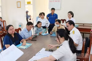 Cán bộ thuế tỉnh Khánh Hòa tuyên truyền, hướng dẫn các hộ kinh doanh tìm hiểu những quy định về quyền lợi, nghĩa vụ theo Nghị định 141/2026/NĐ-CP vừa được Chính phủ ban hành ngày 29/4/2026. (Ảnh: đơn vị cung cấp)