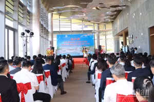 Quang cảnh buổi lễ ký kết. (Ảnh: NGUYỄN TRUNG)