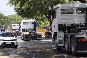 Lượng xe ô tô, xe tải lưu thông trên tuyến giao thông huyết mạch nối 2 tỉnh Khánh Hòa với Lâm Đồng ngày càng nhiều. Trong khi đó, nhiều đoạn đường xuống cấp nghiêm trọng, mặt đường chật hẹp, tiềm ẩn nhiều nguy hiểm về an toàn giao thông. (Ảnh: NGUYỄN TRUNG)