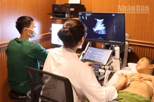 Bác sĩ tại Trung tâm Y khoa đa khoa Hoa Sen (phường Phan Rang, tỉnh Khánh Hòa) thăm khám cho bệnh nhân nghèo. (Ảnh: NGUYỄN TRUNG)