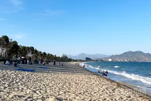 Bãi tắm Ninh Chử không chỉ là một bãi biển đẹp, mà sẽ trở thành đô thị du lịch-thương mại ven biển hiện đại của tỉnh Khánh Hòa trong tương lai gần.