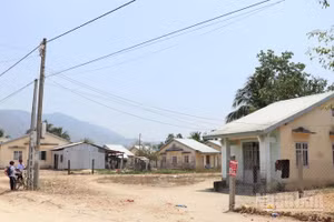 Một góc thôn Tầm Ngân 1 (xã Lâm Sơn, tỉnh Khánh Hòa) khô khốc giữa trưa nắng tháng 4. (Ảnh: NGUYỄN TRUNG)