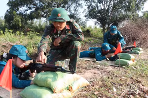 Một buổi huấn luyện kỹ thuật sử dụng súng cho lực lượng dân quân tự vệ phường Ba Ngòi, tỉnh Khánh Hòa. (Ảnh: NGUYỄN TRUNG)
