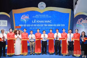Lãnh đạo tỉnh Khánh Hòa cùng đại biểu và thành viên Ban tổ chức cắt băng khai mạc Ngày hội sách và văn hóa đọc tỉnh Khánh Hòa năm 2026. (Ảnh: NGUYỄN TRUNG)