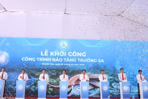 Các đồng chí lãnh đạo tỉnh Khánh Hòa thực hiện nghi thức ấn nút khởi công xây dựng công trình Bảo tàng Trường Sa. (Ảnh: NGUYỄN TRUNG)